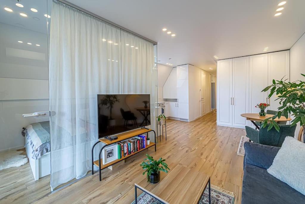 Sky With Free Parking And Balcony & Ac